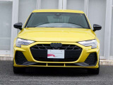 【オプション装備1】〇ボディカラー:パイソンイエローM 〇ダークAudi rings&ブラックスタイリングパッケージ 〇S lineプラスパッケージ