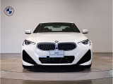 【BMWの伝統】BMWの特徴的な&ldquo;キドニーグリル&rdquo;は、80年以上続く伝統の形でございます。変わらないこだわりのデザインが、プレミアムブランド&ldquo;BMW&rdquo;を創り出します。