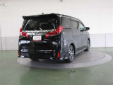 リヤサスペンションは、高級車の定番ダブルウィッシュボーンを採用。優れたコーナリングと乗り心地を実現。