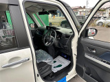 【運転席】座り心地が良いシートなので長時間の運転でも快適にお過ごしいただけます。新品のフロアマットのご注文も可能です。掲載箇所以外にご希望の写真がございましたらお気軽にお問い合わせ下さい。