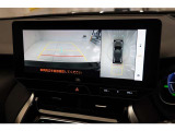 パノラミックビューモニター付きです。車両を上から見たような映像をディスプレイオーディオ画面に表示。運転席からの目視だけでは見にくい、車両周辺の状況をリアルタイムでしっかり確認できます。