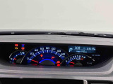 平均燃費等の情報を表示するマルチインフォメーションディスプレイ&燃費のいい運転を照明の色で教えてくれるエコドライブアシスト照明の付いた自発光式大型3眼センターメーター