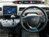 運転にかかわる様々な操作を安全に行えるように視点移動が少なく、操作性に配慮されたスイッチ類が凝縮されたコクピットです。