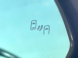 【ブラインドスポットモニター】走行中、ドアミラーの死角になりやすい箇所に後続車が接近するとサイドミラーのレンズに警告を表示!ドライバーに注意喚起をしてくれます。