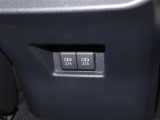 充電ケーブルなどの電源ソケットも装備しております。