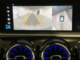 【全方位型モニター】クルマを上空から見下ろしているかのように、直感的に周囲の状況を把握できる全方位型モニター。狭い場所での駐車でも周囲が映像で確認できます。