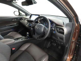 シンプルで使いやすいデザインの運転席です。