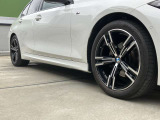 BMW純正アルミホイールです。納車時にはアルミホイールコーティングも承っております!是非ご検討下さいませ。