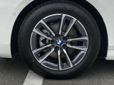 BMW純正17インチホイール。洗練されたデザインで、足元の個性を引き立てます。