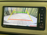 【バックカメラ】駐車時に後方がリアルタイム映像で確認できます。大型商業施設や立体駐車場での駐車時や、夜間のバック時に大活躍!運転スキルに関わらず、今や必須となった装備のひとつです!