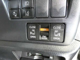 電動スライドドアのスイッチで車内からもスライドドアの開閉ができます。イージークローザー機能で半ドアになることも防止してくれます。