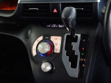 車内を快適に、オートエアコンを装備しています。