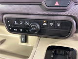【オートエアコン】一度お好みの温度に設定すれば、車内の温度を検知し風量や温度を自動で調整。暑い&hellip;寒い&hellip;と何度もスイッチ操作をする必要はありません。快適な車内空間には必須の機能ですね♪