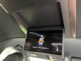 【14型有機ELフリップダウン】三列目からでも迫力のエンタメが観れる大画面フリップダウン。有機ELのモニターでは、一般的なフリップダウンよりも高コントラストでキレイな映像を楽しめます。