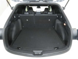 便利な6:4分割可倒式シートです。収納と乗車人数のバランスに優れています♪荷物の大きさに応じたラゲージスペースをフレキシブルに作り出せるので、シーンに応じた使い方ができます♪