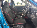 運転席の画像です。足元やシートまわりに余裕があり、リラックスした姿勢で運転が可能です。視界も良好で操作系へのアクセスもしやすく、快適で安心感のあるドライブをサポートします。