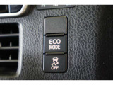 ECOモードはエアコンの利きなどを抑え、低燃費で走れるようサポートします。アクセル操作に対するレスポンスがゆるくなり、急発進や加速はしづらくなります。走行状況に応じてボタンで切替えることが出来ます。