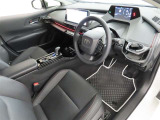 シンプルで使いやすいデザインの運転席です。
