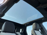 【パノラミックルーフ メーカーop価格245000】車内に自然光を取り込み、開放感あふれる空間を演出するオプションです。どの座席に座っても景色を楽しめるのが特徴です。
