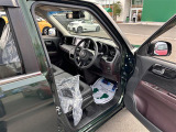 【運転席】座り心地が良いシートなので長時間の運転でも快適にお過ごしいただけます。新品のフロアマットのご注文も可能です。掲載箇所以外にご希望の写真がございましたらお気軽にお問い合わせ下さい。