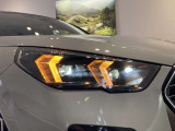 BMWの伝統の丸目4灯ヘッドライトでございます。LEDライトで視認性もよく明るく安全性の向上につながります。