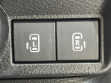【両側パワースライドドア】スマートキーや運転席のスイッチで後席両側スライドドアの開閉が可能♪電動だから力を入れてドアを開ける必要が無く、小さなお子様でも簡単に開け閉めでき快適です♪