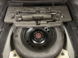 もしもの時に安心なTタイプ応急タイヤ、工具、ジャッキ搭載