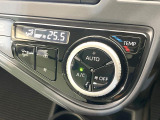 【オートエアコン】一度お好みの温度に設定すれば、車内の温度を検知し風量や温度を自動で調整。暑い&hellip;寒い&hellip;と何度もスイッチ操作をする必要はありません。快適な車内空間には必須の機能ですね♪