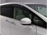 電動格納ミラーになっておりますので、車内からミラーの角度の調節、開いたり・格納ができて便利です♪