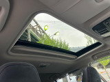 【サンルーフ】開放感たっぷりの希少装備、サンルーフが装着されています!車内に明かりを取り入れたり景色を楽しむ以外にも、車内の空気も簡単に換気できて快適です!
