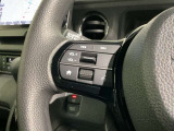 ステアリングにオーディオ操作スイッチが付いています。オーディオ画面に直接タッチしなくても操作が出来ますので、運転に集中できます。