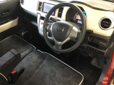 マツダは運転手中心の車つくりを行っております。上部に視認ゾーン、手が届く位置に操作ゾーンを配置し、運転に集中できるコックピットを演出しております☆