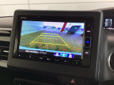 リバースギアに入れるだけで後方の表示へ切り替わります。夜間や雨の日の駐車も楽になりますよ。