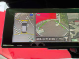 ディスプレイ付ルームミラーでクルマを上空から見下ろしているかのように、状況を把握できます。4つのビュー「トップ・フロント・サイド・バックビュー」を切り替えることで狭い場所でも周囲が映像で確認できます。