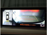 パノラミックビューモニター。車両を上から見たような映像を表示。運転席から目視しにくい車両周囲の状況をリアルタイムで確認できます。