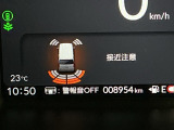 パーキングセンサーシステムは走行中に障害物が迫ると音と表示でお知らせ、低速走行時時の安心感を高めます