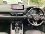 ブラック基調の落ち着いた雰囲気の運転席です。