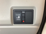 左側電動スライドドアは運転席からでも操作ができるように、ハンドル付近に開閉の操作スイッチが付いています。