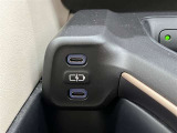 充電用USB端子付き。スマートフォンなどの充電に便利です。