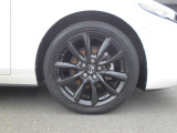 18インチ純正アルミホイールを装備。タイヤサイズは215/45R18となります。