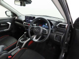 シンプルで使いやすいデザインの運転席です。