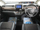 運転にかかわる様々な操作を安全に行えるように視点移動が少なく、操作性に配慮されたスイッチ類が凝縮されたコクピットです。