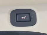 【パワーバックドア】スマートキーや運転席のボタンを押すだけでリアゲートが自動で開閉します!荷物を持っている時や、高い位置にあるバックドアを閉める際に便利な機能です♪