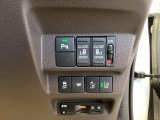 パワースライドドアの開閉はスマートキーのリモコンやドアノブは勿論、運転席側のスイッチ操作でも開閉ができ、安全・簡単です。