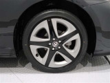 アルミホイールを装備、タイヤサイズは215/45R17です。
