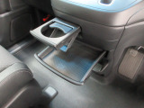 運転席からも助手席からも使いやすい位置に、引き出し式ドリンクホルダーとスマホなどを置けるトレイを配置しています。