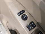 狭い駐車場で便利な電動格納ドアミラーが付いています。
