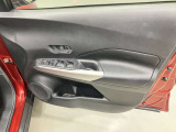 【運転席ドア】ボトルホルダーや収納ポケットが付いているので運転席周りもスッキリ保てます★