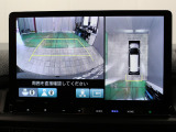 【マルチビューカメラシステム】カメラで映した周囲の映像をナビゲーション画面に表示し、ドライバーの死角を減らし運転負荷を軽減する機能です。映像は、車両の前後と左右のドアミラーに搭載した計4台で映します。