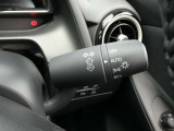 MAZDA2の「ハイビームコントロールシステム(HBC)」は、夜間にハイビームを基本としつつ、相手車両がまぶしくならないよう自動でロービームに落としてくれるイメージです。